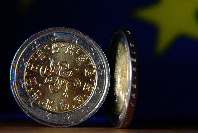 dvě lesklé euromince postavené na hranu