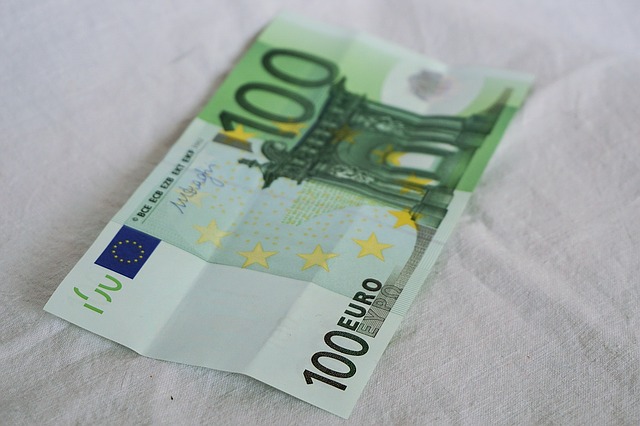papírových 100 euro