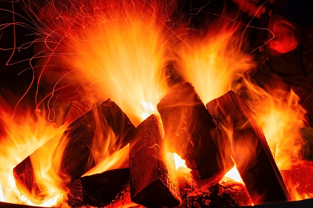 hořící paleta v ohni