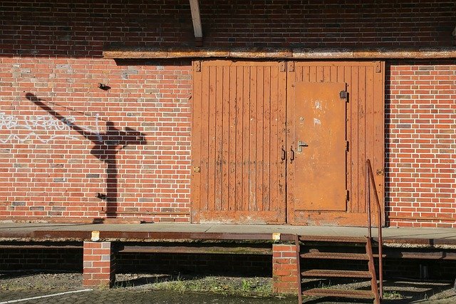 stará vrata s dveřmi
