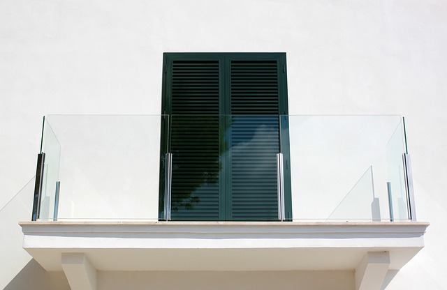 skleněné zábradlí balkonu